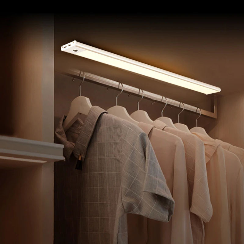 Фото Аккумуляторная LED лампа MZ-L1005 250 mAh (40*10*100mm) с датчиком движения (White) в магазине vchehle.ua