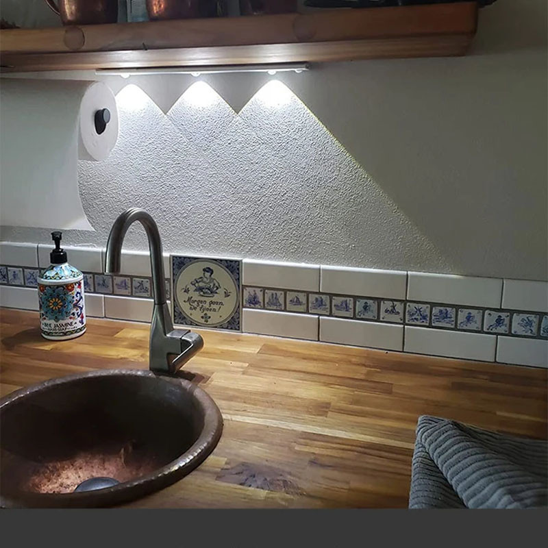 Аккумуляторная LED лампа MZ-L1602 350mAh (40*10*200mm) с датчиком движения (Black) в магазине vchehle.ua