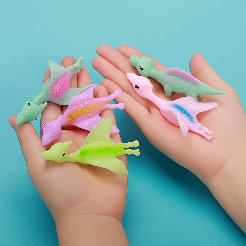 Игрушка эластичная Летающий динозавр на палец 1 шт (Random color) в магазине vchehle.ua